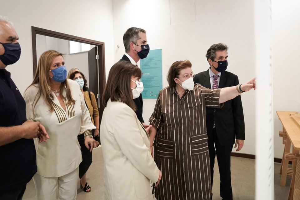 Η πρόεδρος της Δημοκρατίας Κ. Σακελλαροπούλου με την πρόεδρο του ΟΠΑΝΔΑ, Αννα Ροκοφύλλου, την υπ. Πολιτισμού Λ. Μενδώνη και τον δήμαρχο Αθηναίων Κ. Μπακογιάννη -Φωτογραφία: Menelaos Myrillas/ SOOC