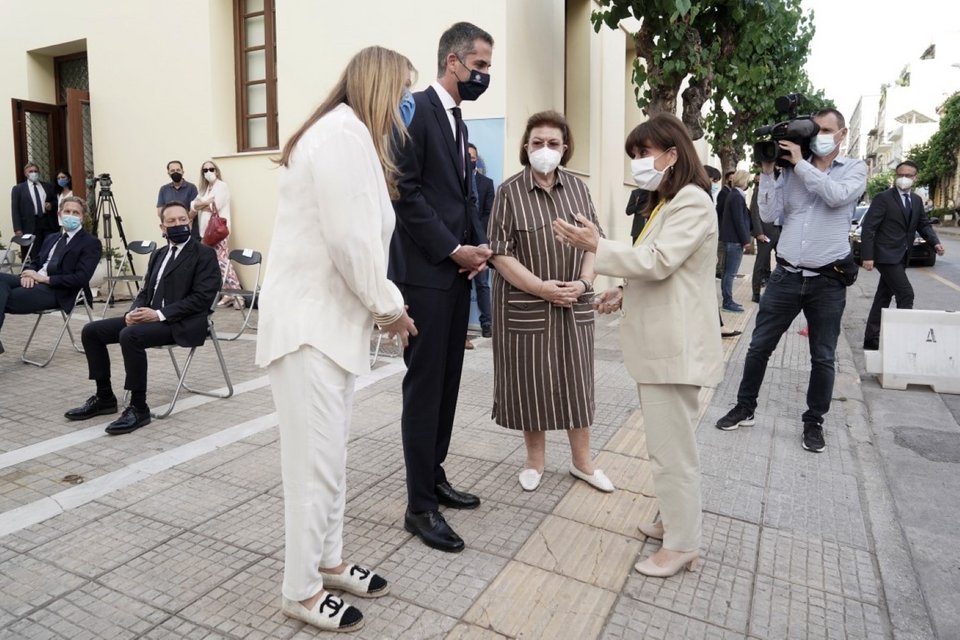 Η ΠτΔ Κ. Σακελλαροπούλου συνομιλεί με την πρόεδρο του ΟΠΑΝΔΑ Αννα Ροκοφύλλου, υπό τα βλέμματα της Λίνας Μενδώνη και του Κ. Μπακογιάννη / Φωτογραφία: ΟΠΑΝΔΑ