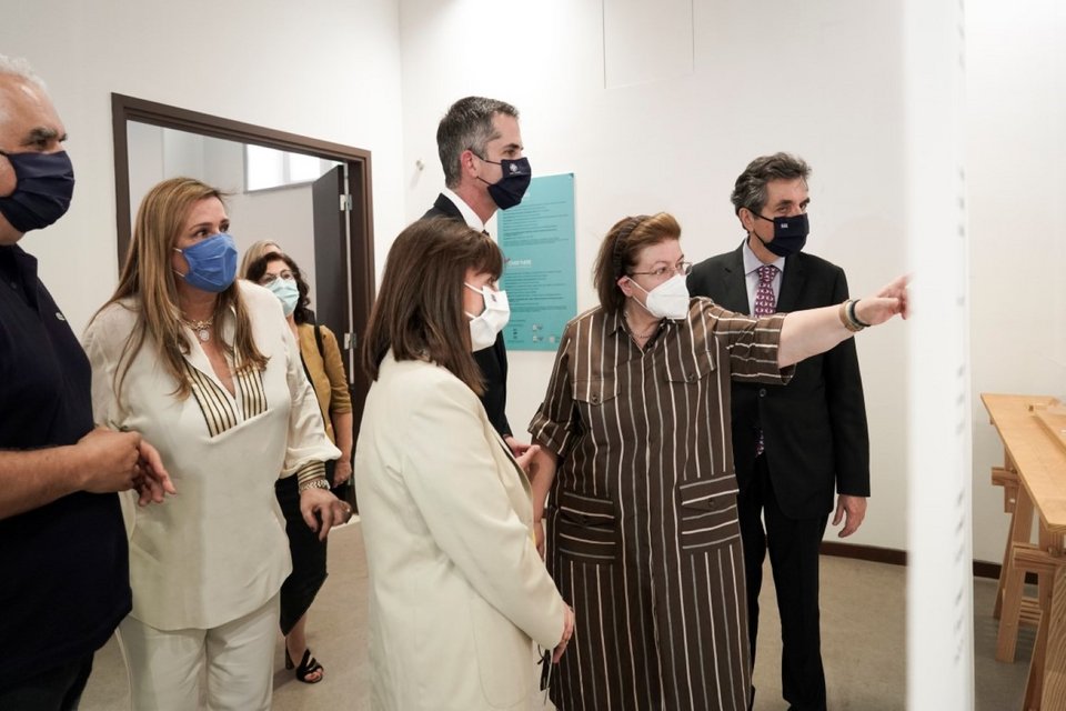Η ΠτΔ Κ. Σακελλαροπούλου με το σύντροφό της Π. Κοτσώνη, η Λίνα Μενδώνη, η Αννα Ροκοφύλλου και ο Κ. Μπακογιάννης στην έκθεση της Κέρου / Φωτογραφία: ΟΠΑΝΔΑ