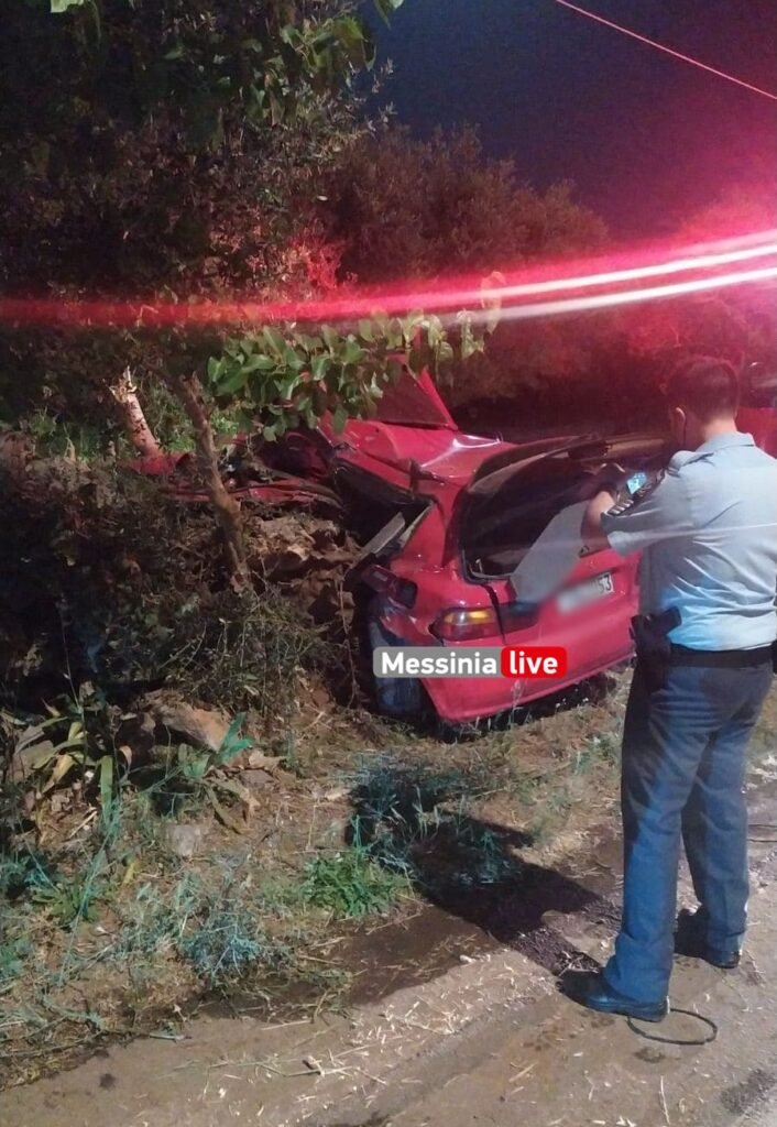 αστυνομικός κοντά σε κόκκινο αυτοκίνητο μετά από τροχαίο στην Καλαμάτα