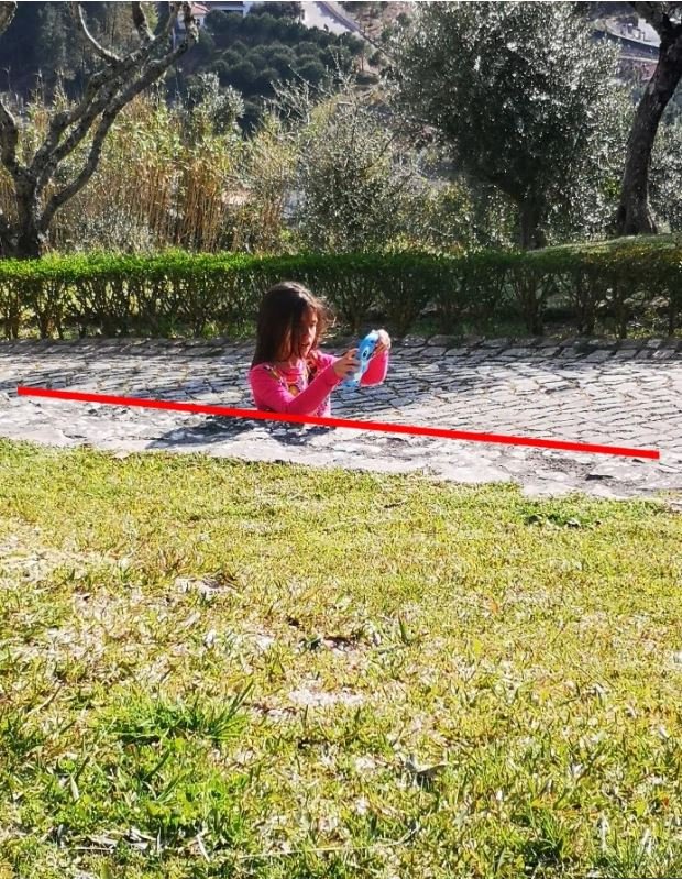 Η εξήγηση ήταν απλή για όσους κατάφεραν να την μαντέψουν: Το κορίτσι στεκόταν πίσω από έναν τοίχο φτιαγμένο επίσης από τσιμέντο