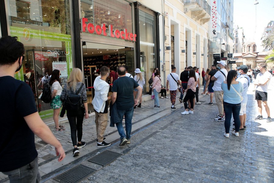 κόσμος έξω από καταστήματα στην Ερμού