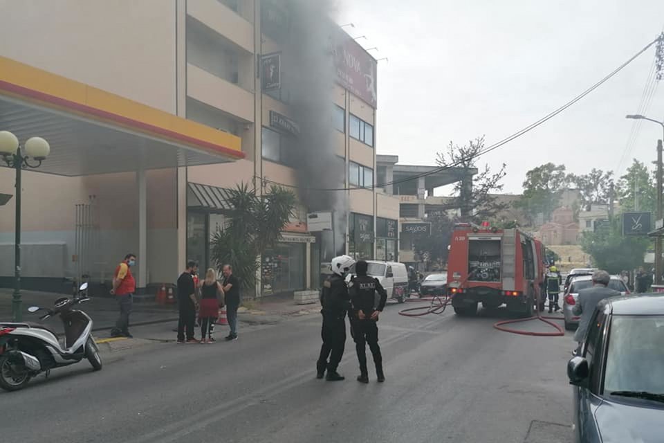 Πυροσβεστική και αστυνομία στο σημείο της φωτιάς στην Καλογρέζα / Φωτογραφία: Facebook