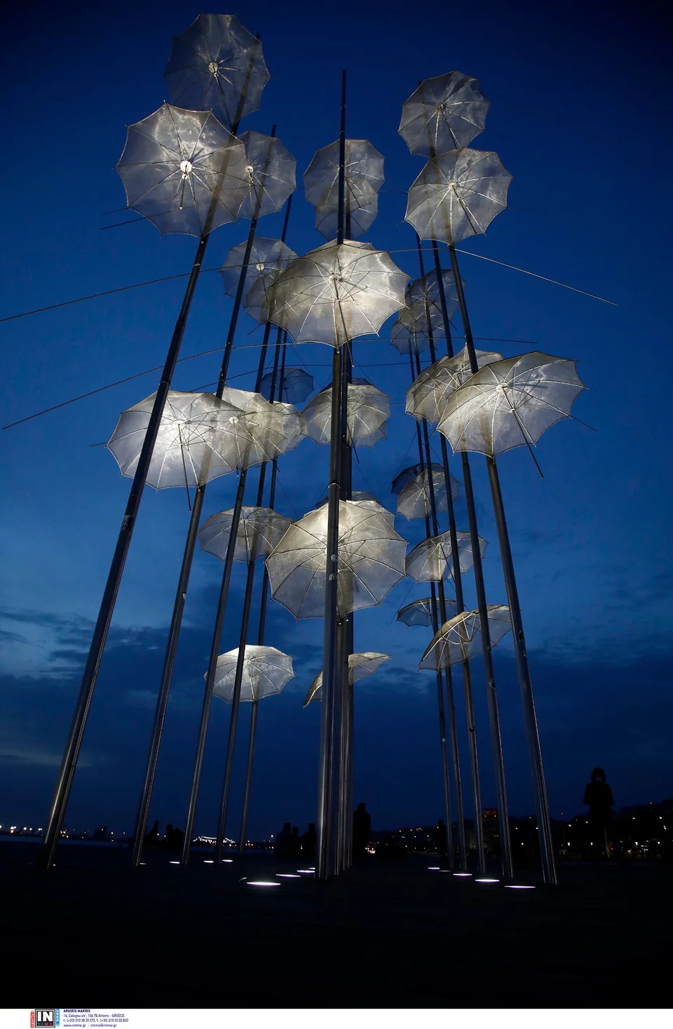 Οι Ομπρέλες του Ζογγολόπουλου φωτισμένες με λευκό φως