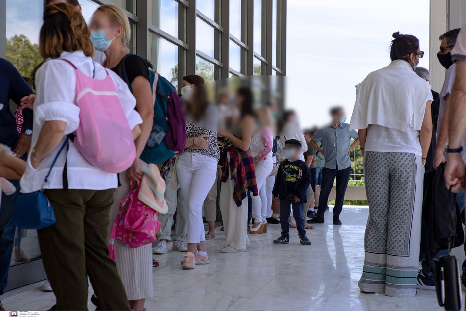 lockdown κόσμος έξω από την Πινακοθήκη