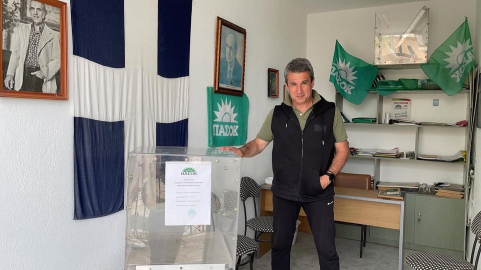 Ο Ανδρέας Λοβέρδος στα γραφεία του ΠΑΣΟΚ στους Φιλιάτες