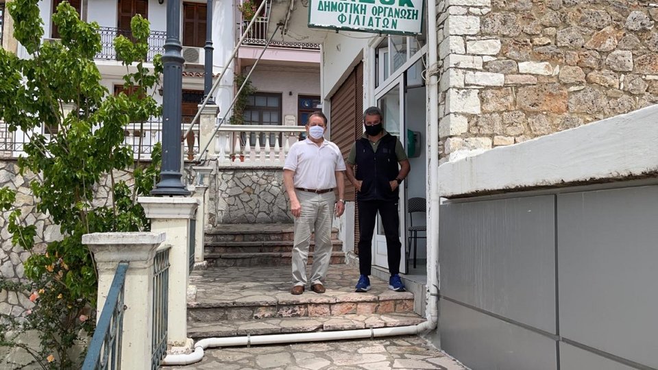 Ο Ανδρέας Λοβέρδος με τον Παναγιώτη Τζοβάρα, ο οποίος με δικά του έξοδα συντηρεί τα γραφεία του ΠΑΣΟΚ της Τοπικής Οργάνωσης στους Φιλιάτες.