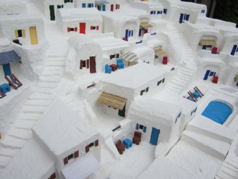 Ένα μέρος της εντυπωσιακής μακέτας που είναι εμπνευσμένη από τη Σαντορίνη