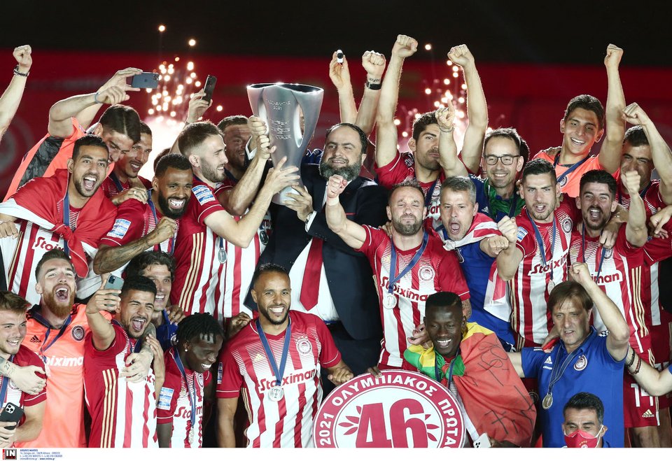 Ο Βαγγέλης Μαρινάκης πανηγυρίζει με το πρωτάθλημα στα χέρια ανάμεσα στους παίκτες του Ολυμπιακού Φωτογραφία: Intime news