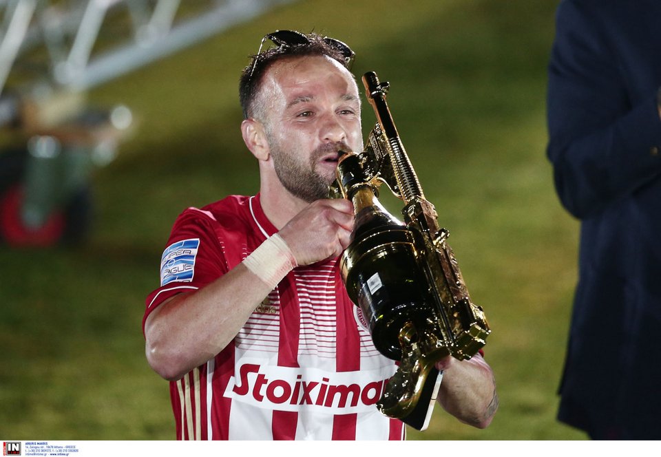  Ο Ματιέ Βαλμπουενά πίνει σαμπάνια / Φωτογραφία: Intime news 