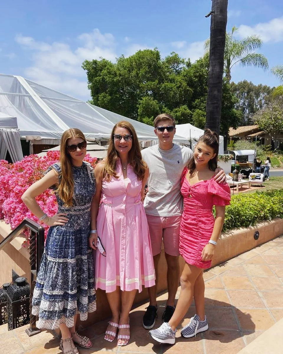 Η Μελίντα Γκέιτς με τα τρία της παιδιά, την 25χρονη Τζένιφερ, τον 21χρονο Ρόρι και την 18χρονη Φοίβη