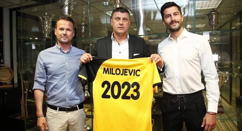 Ο Βλάνταν Μιλόγεβιτς με τους Γιάννη Παπαδημητρίου και Παναγιώτη Κονέ / Φωτογραφία: ΠΑΕ ΑΕΚ