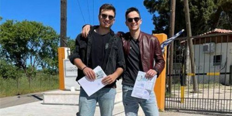 Ο Κωνσταντίνος Μητσοτάκης με ένα φίλο του έξω με τα απολυτήρια στα χέρια από το στρατόπεδο που υπηρέτησαν