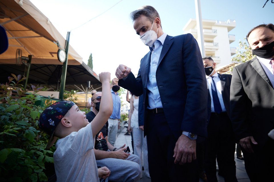 Ο Κυριάκος Μητσοτάκης με νεαρό αγόρι