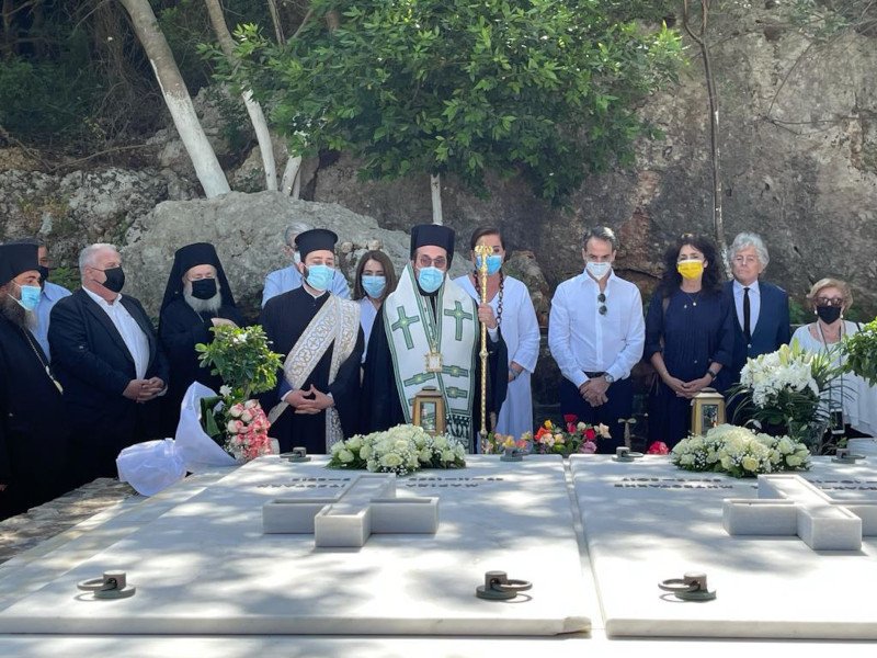 H οικογένεια Μητσοτάκη στον οικογενειακό τάφο στα Χανιά