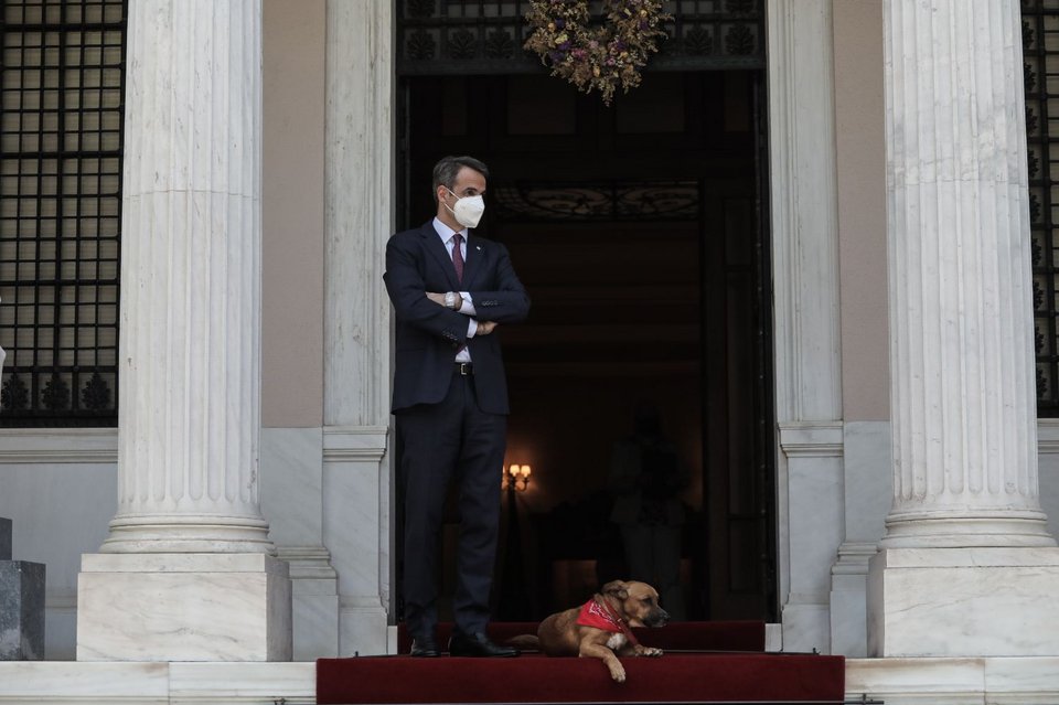 Ο πίνατ στο μέγαρο μαξίμου με τον πρωθυπουργό Κυριάκο Μητσοτάκη