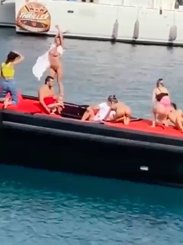 Τα γυμνά μοντέλα σόκαραν τους κατοίκους της περιοχής