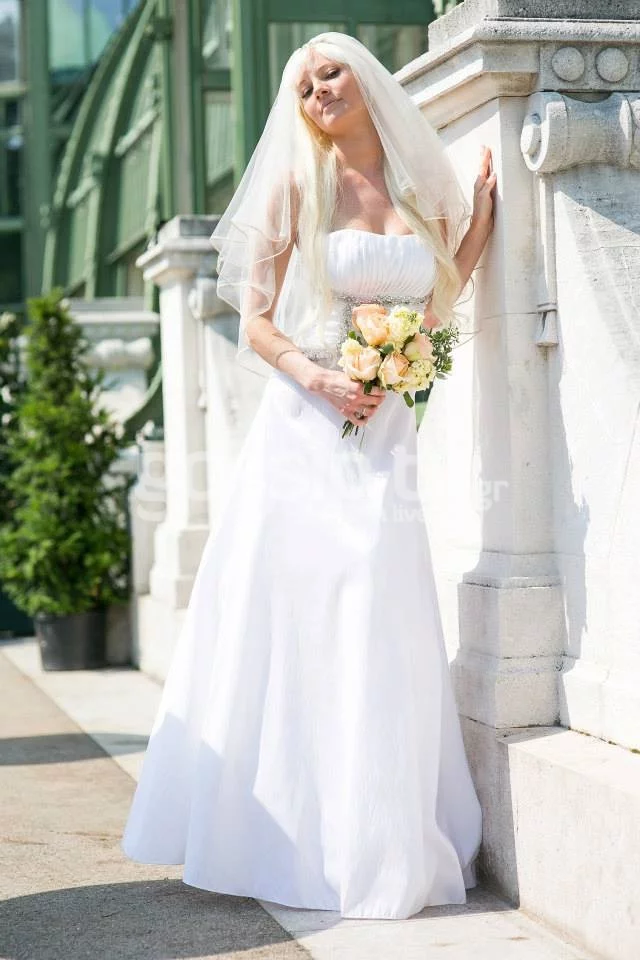 Στο γάμο της στην Αυστρία με τον Τζούλιαν Καρπόζηλο