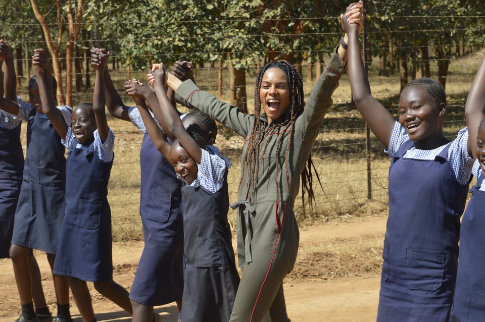 Η Noellla πανηγυρίζει με μαθήτριες