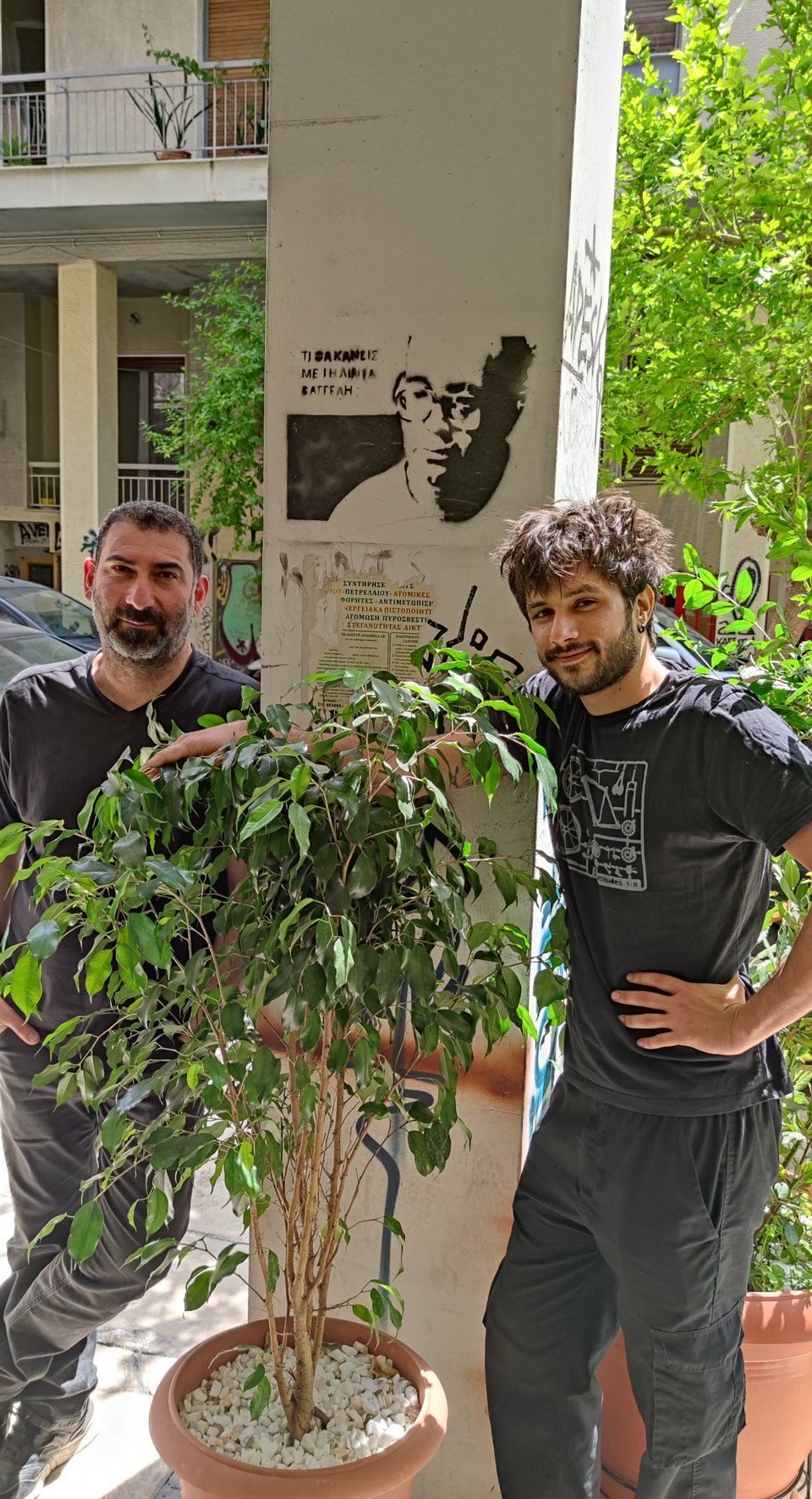 "Οσο διαφορετικοί χαρακτήρες είναι αυτοί οι οκτώ, τόσο διαφορετικά είναι και τα ήδη μουσικής που θα υπάρχουν: hard core rock, τζαζ, μπλουζ, λαϊκό, δημοτικό. Είναι σαν μια μουσική Βαβέλ που αν καταφέρει ο Γιάννης να του δώσει μια ενιαία μορφή». Το «Τι θα γίνει με τη Λίντα Βαγγέλη» γίνεται τραγούδι για την παράσταση / Φωτογραφία iefimerida