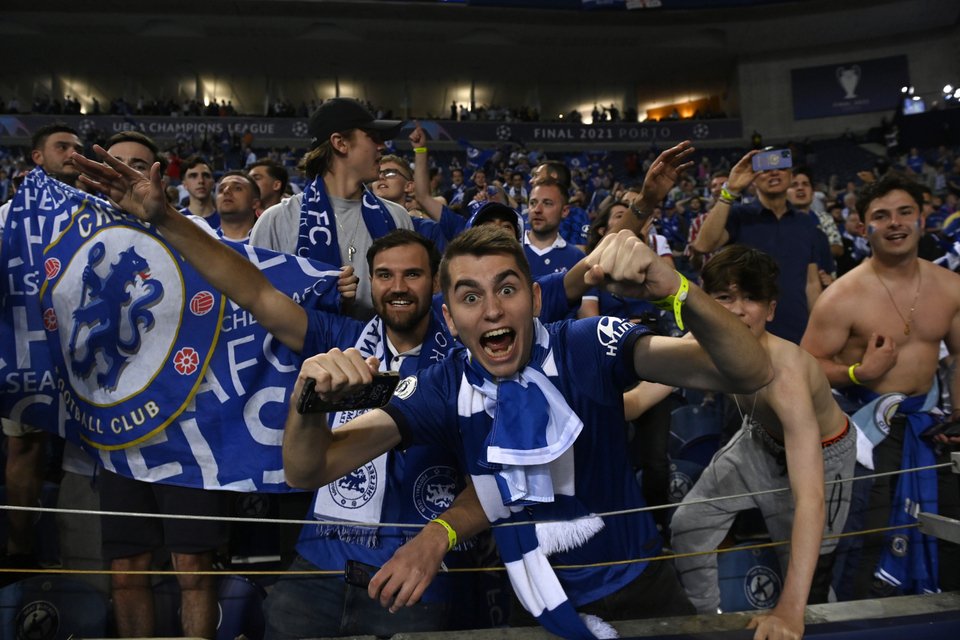 Ο κόσμος στις εξέδρες του Ντραγκάο θύμισε προ κορωνοϊού εποχές / Φωτογραφία: AP IMAGES