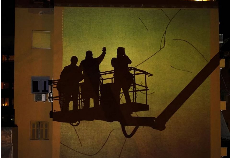  Νύχτα, μέσα στο lockdown, κατά τη δημιουργία της τοιχογραφίας./ Φωτογραφία Παύλος Φυσάκης. 