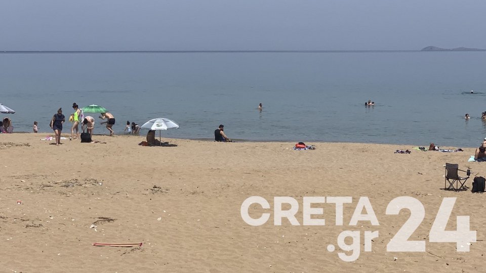 Ο καιρός θυμίζει καλοκαίρι και πολλοί έτρεξαν στις παραλίες