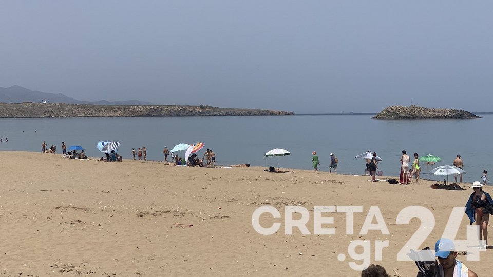 Στις παραλίες ξεχύθηκαν οι κάτοικοι του Ηρακλείου Κρήτης