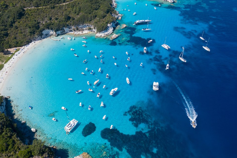 Η παραλία Βουτούμι στους Αντίπαξους με τα εξωτικά νερά