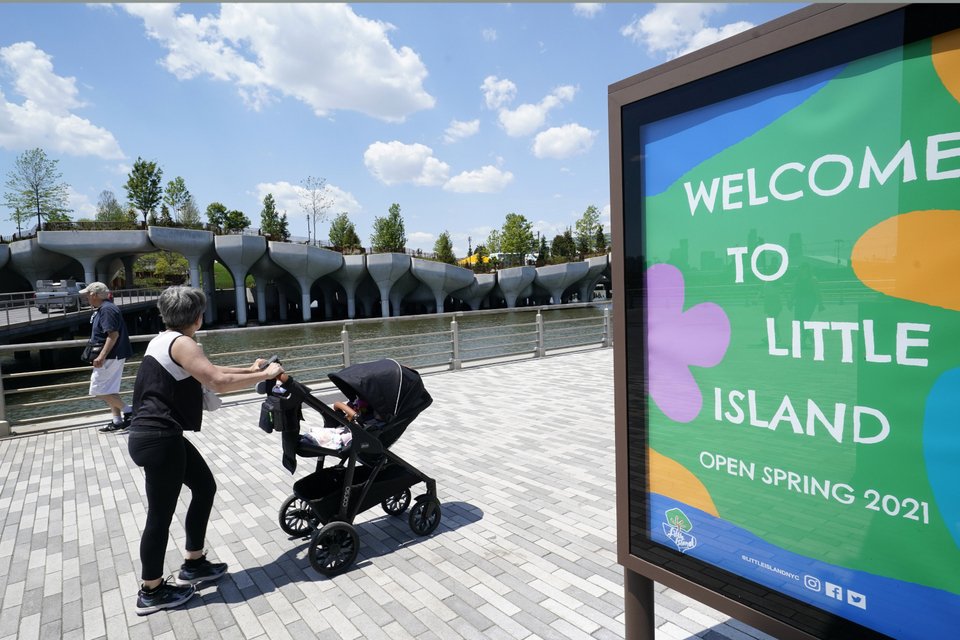 γιαγιά σπρώχνει καροτσάκι έξω από πάρκο Little Island στη Νέα Υόρκη