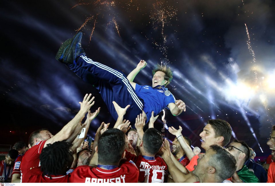 Οι παίκτες του Ολυμπιακού σήκωσαν στα χέρια τον Πέδρο Μαρτίνς / Φωτογραφία: Intime news