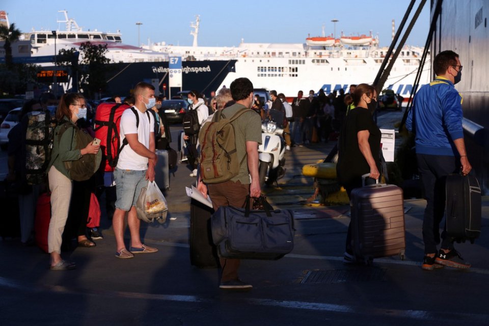 Επιβάτες πλοίου στον Πειραιά / Φωτογραφία: Αλέξανδρος Μπελτές/ΑΠΕ
