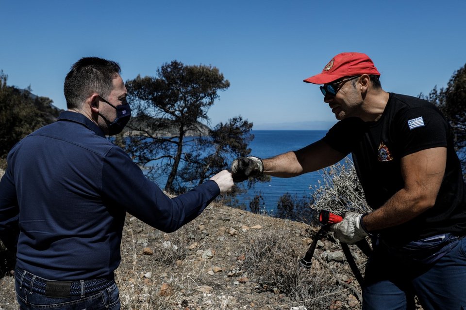 Ο Στέλιος Πέτσας στις καμμένες εκτάσεις στα Γεράνεια όρη -Φωτογραφία: EUROKINISSI/ΓΙΩΡΓΟΣ ΚΟΝΤΑΡΙΝΗΣ