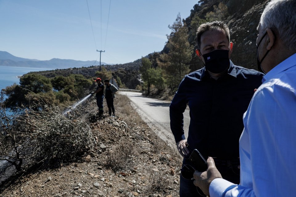 Ο Στέλιος Πέτσας στις καμμένες εκτάσεις στα Γεράνεια όρη -Φωτογραφία: EUROKINISSI/ΓΙΩΡΓΟΣ ΚΟΝΤΑΡΙΝΗΣ