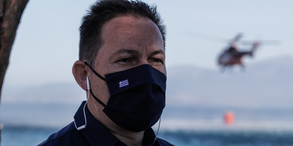 Ο αν. υπουργός Εσωτερικών Στ. Πέτσας στο Αλεποχώρι -Φωτογραφία: EUROKINISSI/ΓΙΩΡΓΟΣ ΚΟΝΤΑΡΙΝΗΣ