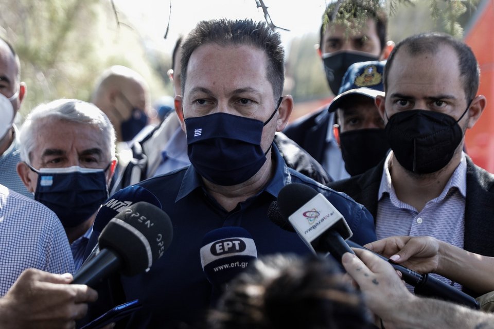 Ο αν. υπουργός Εσωτερικών Στ. Πέτσας στο Αλεποχώρι -Φωτογραφία: EUROKINISSI/ΓΙΩΡΓΟΣ ΚΟΝΤΑΡΙΝΗΣ