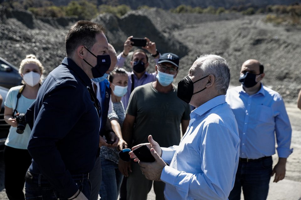 Ο αν. υπουργός Εσωτερικών Στ. Πέτσας στο Αλεποχώρι -Φωτογραφία: EUROKINISSI/ΓΙΩΡΓΟΣ ΚΟΝΤΑΡΙΝΗΣ