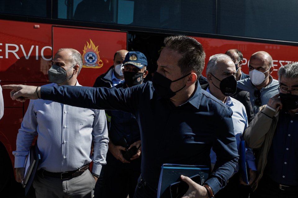 Ο αν. υπουργός Εσωτερικών Στ. Πέτσας στο Αλεποχώρι -Φωτογραφία: EUROKINISSI/ΓΙΩΡΓΟΣ ΚΟΝΤΑΡΙΝΗΣ