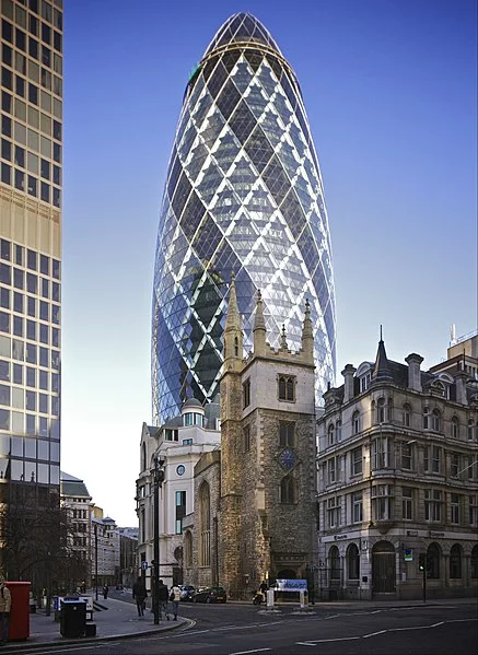 O ουρανοξύστης The Gherkin στο Λονδίνο, που ανήκει στην οικογένεια Σάφρα/Wikimedia Commons