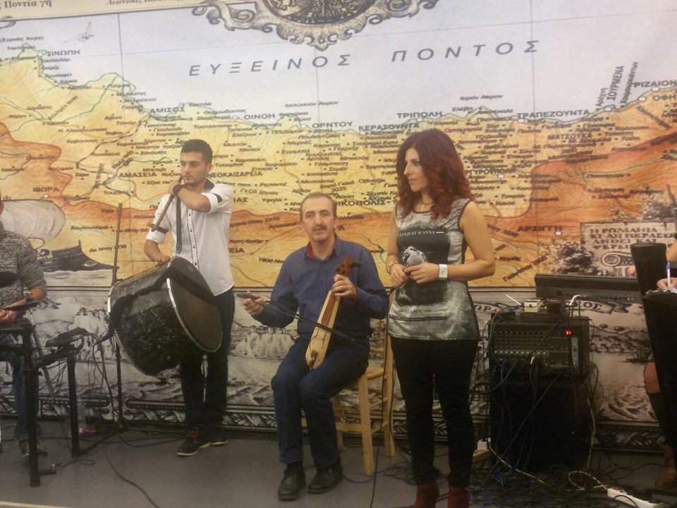 Το δοξάρι ένωσε ζευγάρι από τη Σκύδρα, που παραδίδουν μαζί μαθήματα ποντιακής λύρας εδώ και 30 χρόνια