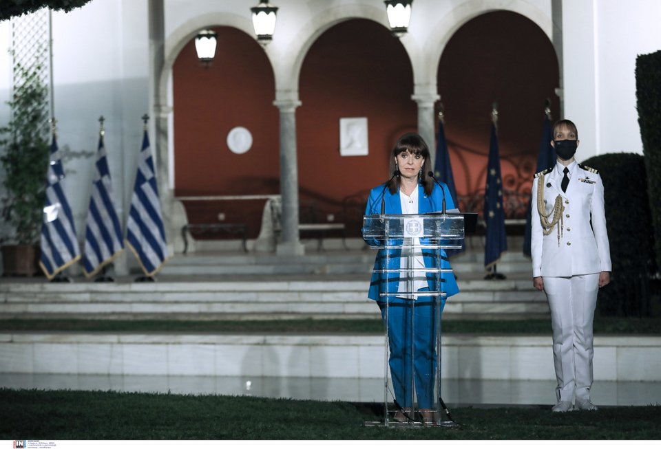 Η Πρόεδρος της Δημοκρατίας Κατερίνα Σακελλαροπούλου στην ομιλία της πριν από το δείπνο Φωτογραφία: Intimenews/ΛΙΑΚΟΣ ΓΙΑΝΝΗΣ