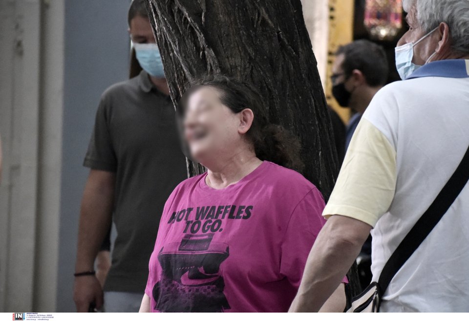 Σεπόλια: Οδύρεται η μητέρα του θύματος στο σημείο της επίθεσης/ Φωτογραφία: Eurokinissi