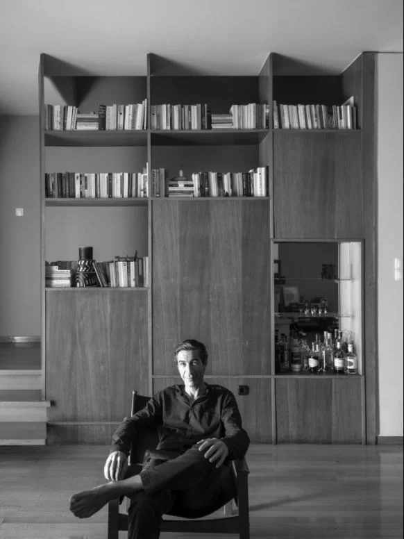 Ο Γιάννης Σεργάκης στο σπίτι του στην Αθήνα.