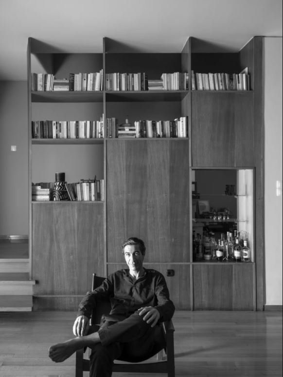  Ο Γιάννης Σεργάκης στο σπίτι του στην Αθήνα. 