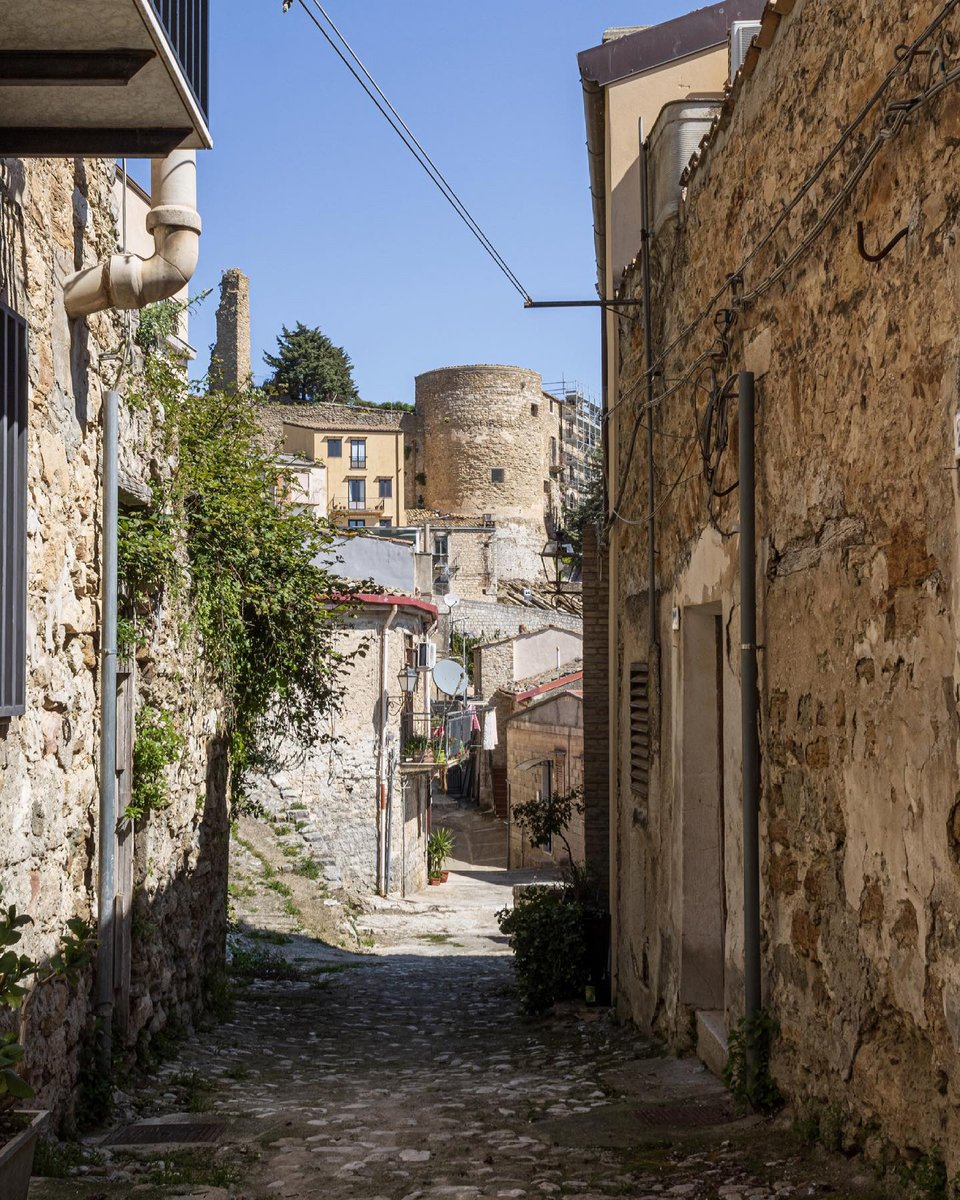 Στενά δρομάκια στο ιστορικό κέντρο της Καμμαράτα