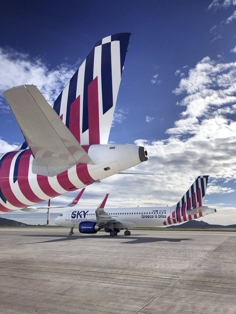 Το υπερσύγχρονο Airbus, τύπου Α320neo της SKY express με το μοτίβο της νέας καμπάνιας να διακρίνεται – “Greece is bliss”