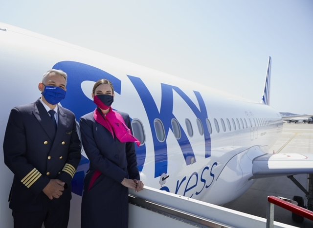 Sky EXPRESS πιλότος και αεροσυνοδός