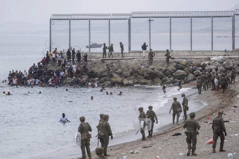 Στρατός στη Θέουτα, τον ισπανικό θύλακα του Μαρόκου, για τη συρροή μεταναστών Φωτογραφία: AP Photo/Bernat Armangue