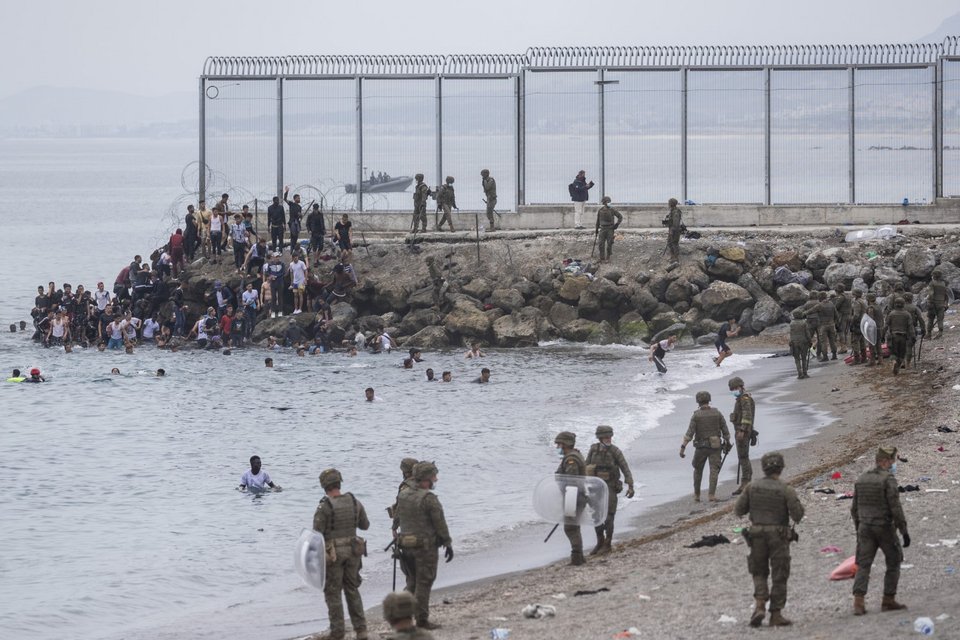 Στρατός στη Θέουτα, τον ισπανικό θύλακα του Μαρόκου, για τη συρροή μεταναστών Φωτογραφία: AP Photo/Bernat Armangue