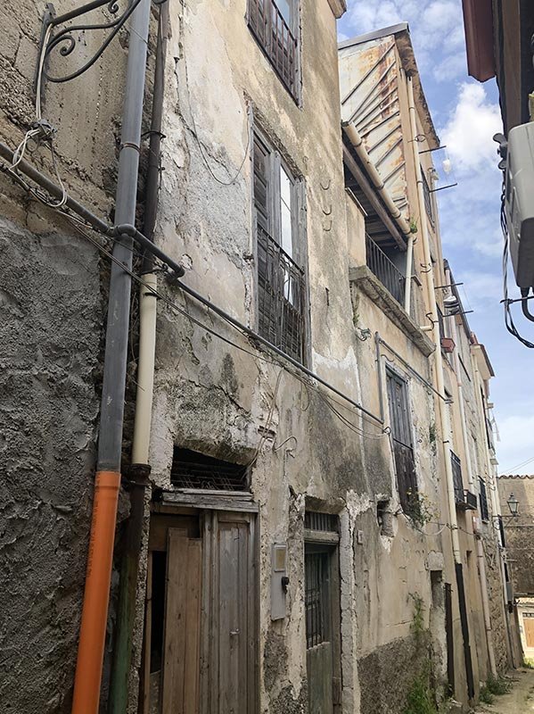 Σπίτι 75 τετραγωνικών μέτρων που χρήζει εκτεταμένης ανακαίνισης